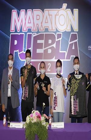 Presentan playeras y medallas del Maratón de Puebla 2021