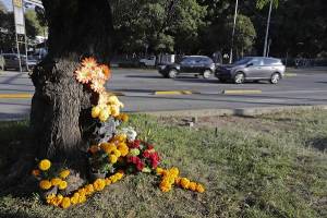 FOTOS: Calles de Puebla se llenan de flores en memoria de fallecidos por accidentes