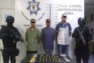 Detienen a tres sujetos con vehículo robado y drogas en San Pedro Cholula