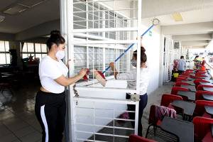 Realizan padres de familia y maestros jornadas de limpieza en escuelas de Puebla