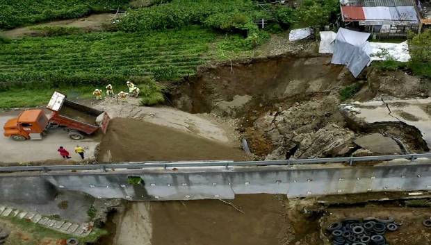 En dos meses crece un socavón de 50 metros de diámetro en Tlatlauquitepec