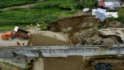 En dos meses crece un socavón de 50 metros de diámetro en Tlatlauquitepec