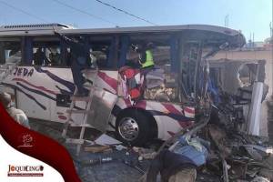 Mueren 19 peregrinos al colisionar un camión contra una casa en el Estado de México