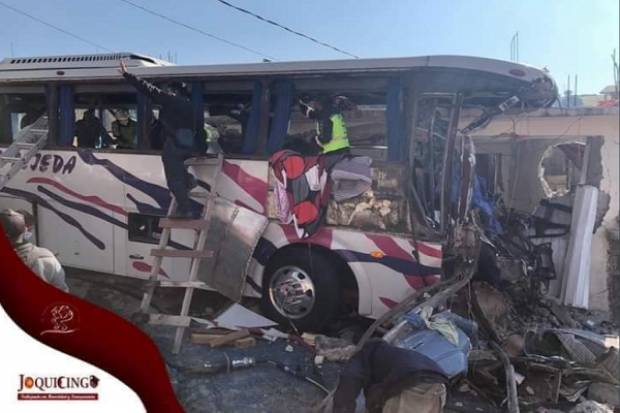 Mueren 19 peregrinos al colisionar un camión contra una casa en el Estado de México