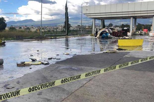 Pipa chocó en caseta de San Marcos en la autopista México-Puebla; 3 heridos