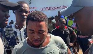 Un herido deja choque entre policías y migrantes africanos en Chiapas