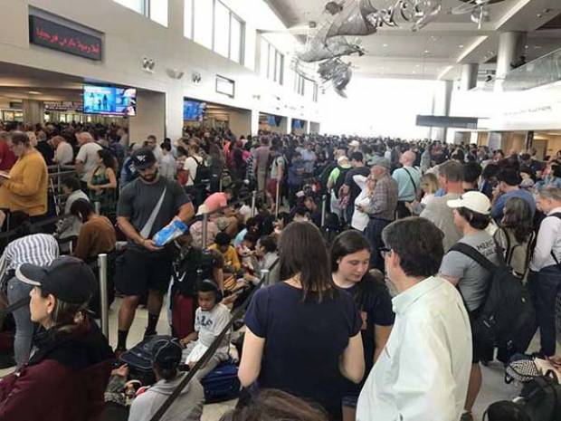 Caos en aeropuertos de EU por caída de sistema en Aduanas