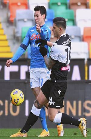 Chucky Lozano provoca penal en triunfo del Napoli 2-1 ante Udinese