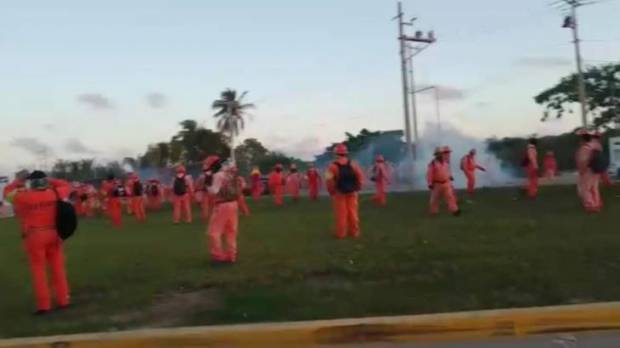 En refinería Dos Bocas, un par de obreros heridos por enfrentamiento con la policía