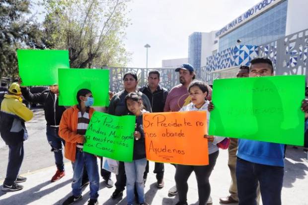 Protestan en el HNP por suspensión de quimioterapias; Barbosa fue a atenderlos