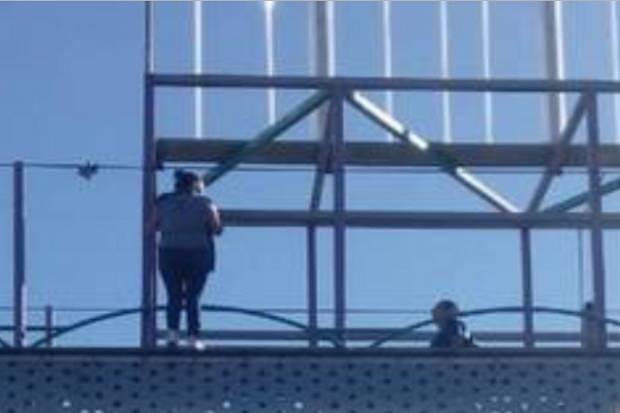 Personal de Tránsito de Puebla evitó que mujer se suicidara arrojándose de un puente