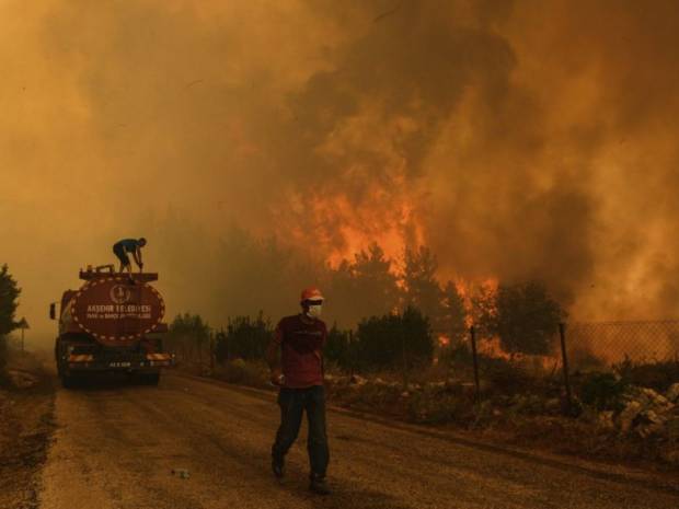 Mueren ocho personas tras incendios en zonas turísticas de Turquía