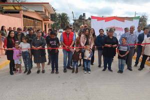 Alcalde de Zacatlán entrega pavimentación de vialidad en Ayehualulco