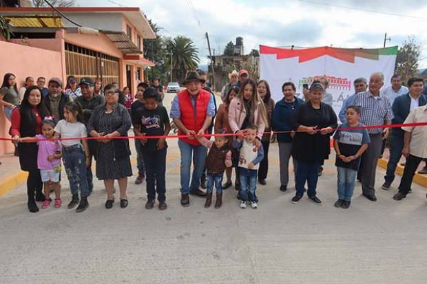 Alcalde de Zacatlán entrega pavimentación de vialidad en Ayehualulco