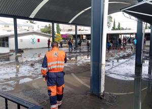 Limpian escuelas y casas afectadas por la tromba del sábado en Puebla capital