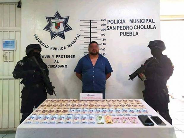 Policías de San Pedro Cholula detienen a sujeto que manejaba falsa patrulla