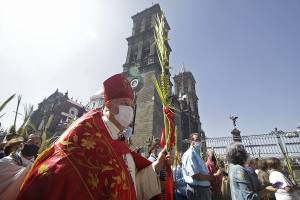 FOTOS: Arzobispo de Puebla encabeza celebración del Domingo de Ramos