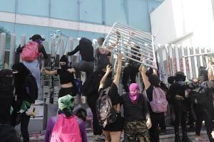 FOTOS: Protestan en el Día de la Mujer en la sede de la FGE