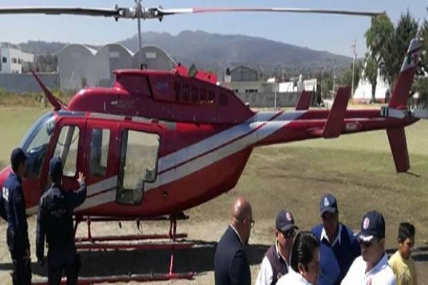 Con helicóptero bomba, gobierno de Puebla sofocó incendio en el cerro del Brujo