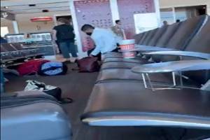 VIDEO: Mujer provoca pánico tras disparos de arma de fuego en aeropuerto de Dallas