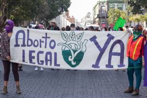 Aborto polariza a Puebla; marchan a favor y en contra de su legalización