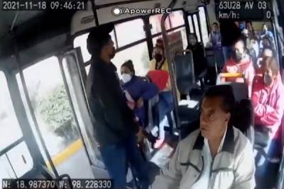 VIDEO: Cámara de seguridad capta asalto a pasajeros de la Ruta 63 en Puebla