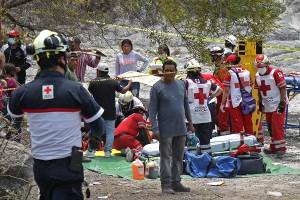 FOTOS: Un muerto y 35 lesionados deja volcadura de camión con peregrinos en Huehuetlán