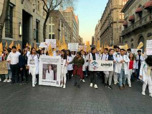 Estudiantes de Medicina de CDMX protestan en Palacio Nacional por homicidios de Huejotzingo
