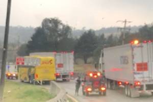 VIDEO. Comando armado roba camión y atraca a particulares en la autopista Puebla-Orizaba