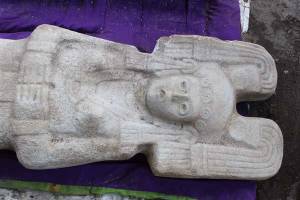 Hallan escultura monumental prehispánica de mujer en la Huasteca veracruzana
