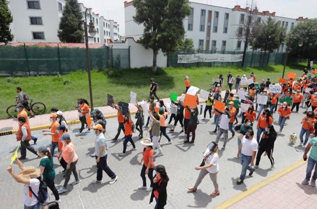 Estudiantes de la UDLAP afines a Derbez realizan protesta