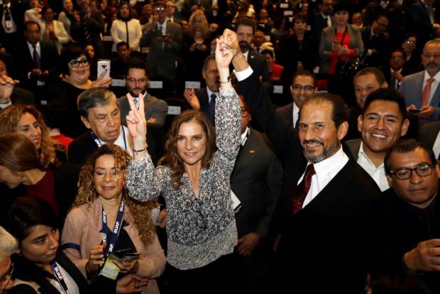 Beatriz Gutiérrez acude al informe del rector de la BUAP