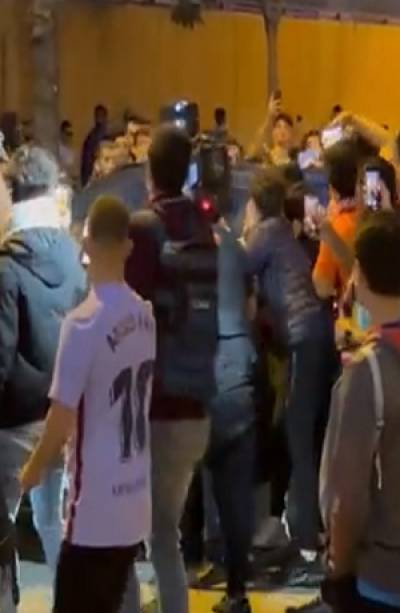 VIDEO: Afición del Barcelona grita fuera Koeman y golpean su vehículo al salir de Camp Nou