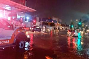 Lluvia de madrugada inunda vialidades del sur de Puebla