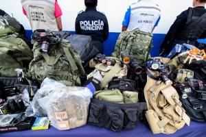 Decomisan armas y equipo policial apócrifo tras operativo en La Fayuca