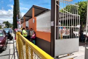 A punta de pistola roban 25 mil pesos a padres en escuela primaria de Tehuacán