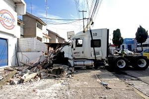 FOTOS: Cabina de tráiler arrolla a dos personas y choca contra una vivienda en bulevar Xonacatepec