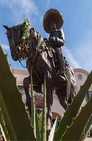 Develan estatua de Vicente Fernández en Los Ángeles