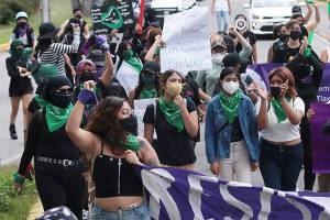 Feministas marcharon por las calles de Puebla a favor del aborto