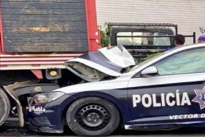 Patrulla de la policía municipal de Puebla colisiona contra camión en la Central de Abasto