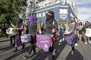 FOTOS. Poblanas marchan a favor de legalizar el aborto; católicos protegen templos