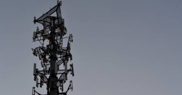Gobierno federal tiene 21 torres espías de celulares, acusa FADe