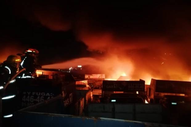 Incendio de pastizal alcanza instalaciones inhabilitadas de una gasera en Acajete
