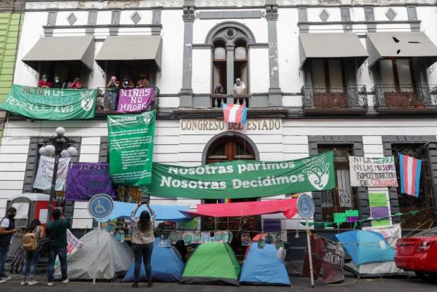 Este miércoles, diálogo entre diputados y feministas que tienen tomado el Congreso de Puebla