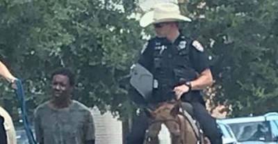 Policía de Texas amarra y exhibe a afroamericano detenido
