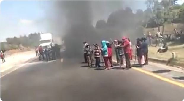 Habitantes de Cuyachapa bloquean, vandalizan y asaltan en la autopista Puebla-Orizaba