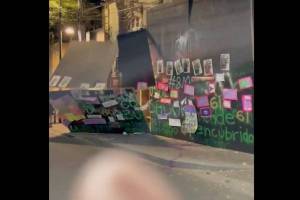 Mujeres derriban muro que protegía casa de Andrés Roemer
