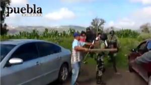 VIDEO. Así atacaron huachicoleros con piedras y palos a Guardia Nacional en Tepeaca