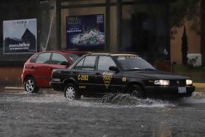 Lluvia deja inundado el Bulevar 5 de Mayo en Puebla