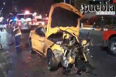FOTOS/VIDEO: Mustang amarillo impactó tres vehículos en la Vía Atlixcáyotl